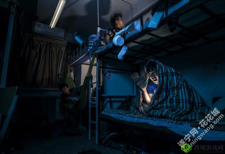 熄灯后的寝室 PH：夜晚的故事
