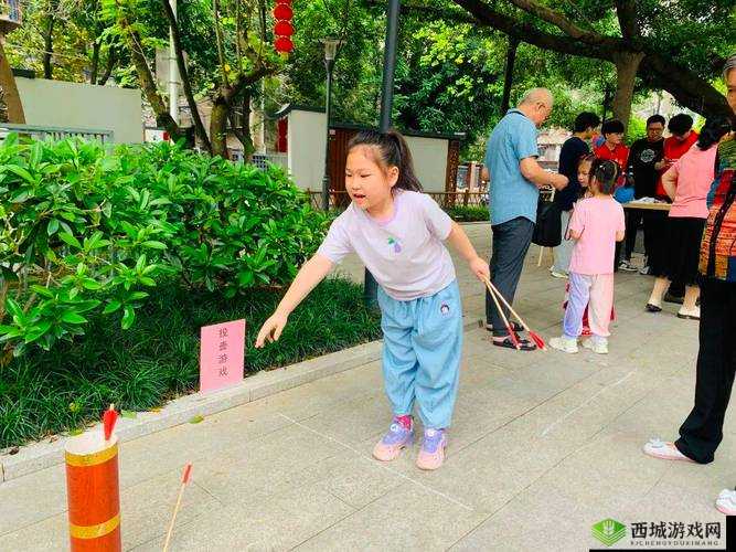 一小孩跟姐姐玩萝卜游戏：童趣无限的欢乐时光