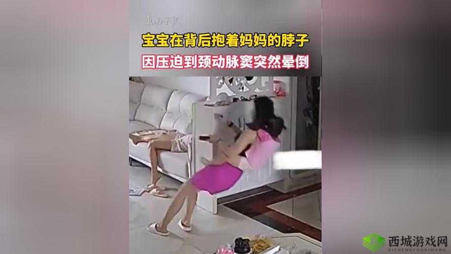 从后面抱着妈妈突然脸一红：温馨的母子时刻