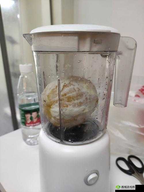 小洞里放水果榨果汁会怎样:探索未知的奇妙体验