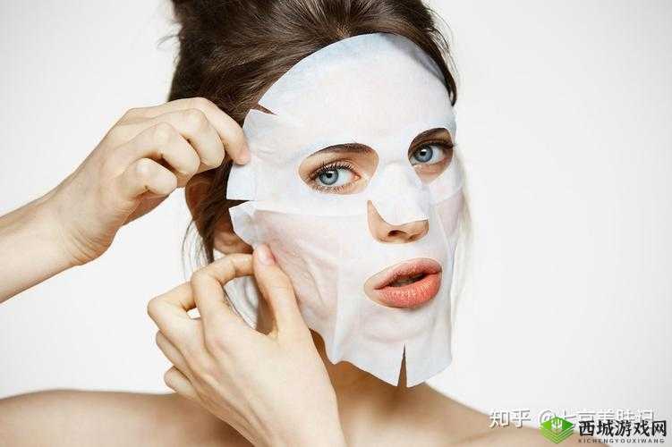 一个在上吃一个在下面敷面膜:奇特场景