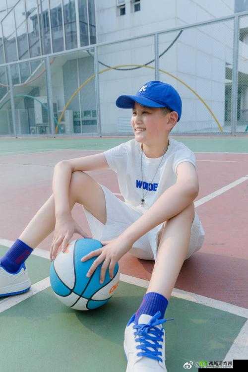 宝宝扶着水池乖乖让爸爸洗头：温馨亲子时刻