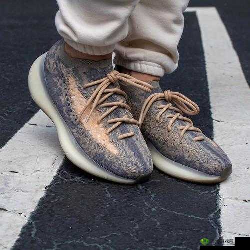 默契 yeezy380 蜜桃粉和白色:时尚之选