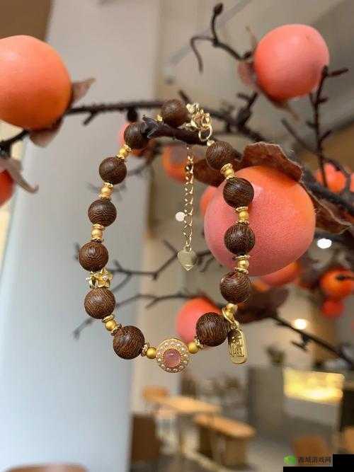 花楼女子檀木板下翘红痕:一段神秘过往