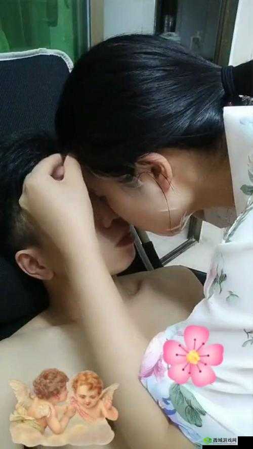 一面亲上边面膜下奶的奇妙体验