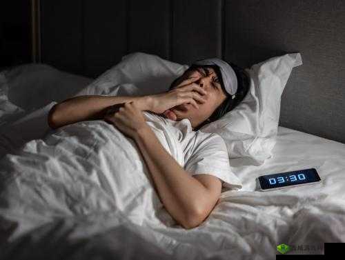 男生晚上睡不着想找点啥