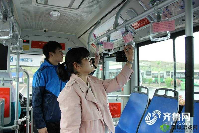 站在公交车里抓手环的瞬间