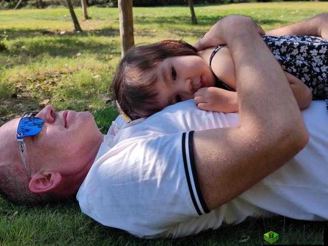 爸爸用有力的手缓缓抱起女儿