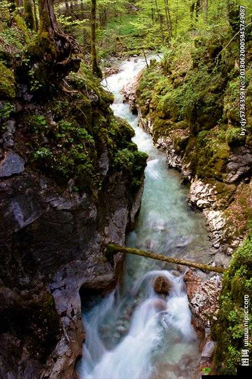 两峰夹小溪地湿又无泥:独特地貌景观