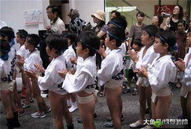 小孩半夜被女孩吃睾丸是否正常