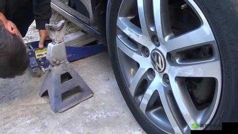 车辆颠簸后滑进应急措施：及时制动与调整方向