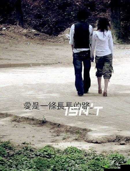 两个人一前一后有力的行走在路上