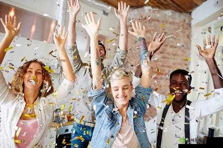 混乱家庭派对:一场别样的狂欢派对