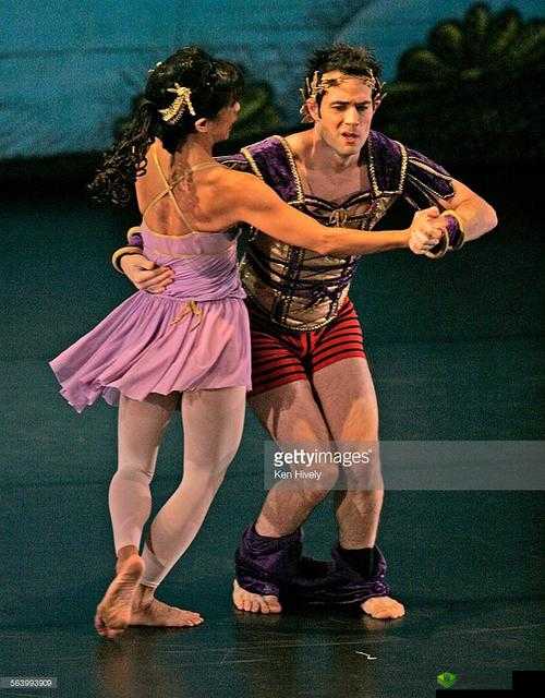 跳着跳着衣服没了:背后的原因