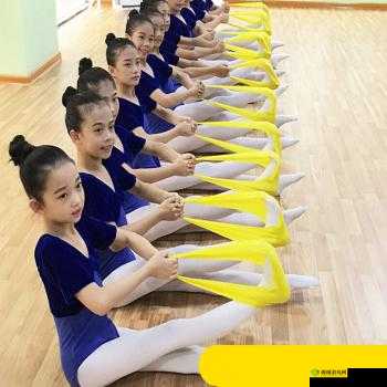 舞蹈生戴小玩具练劈叉，柔韧性惊人