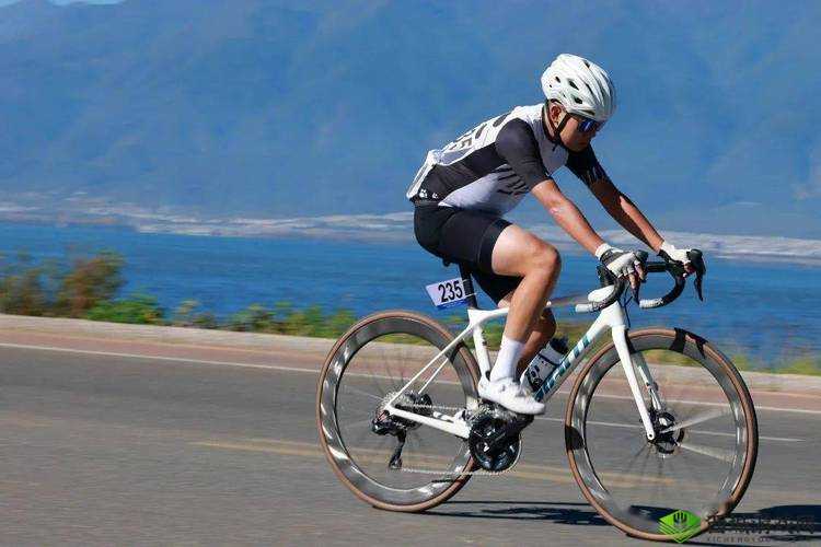 一前一后三个人一起骑自行车推动了：这力量真神奇