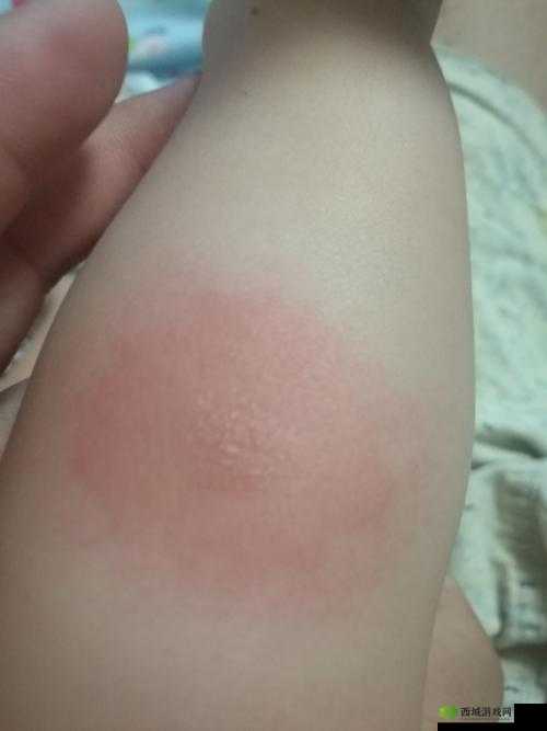 宝宝把腿抬起来靠墙上是怎么回事：可能是为了好玩