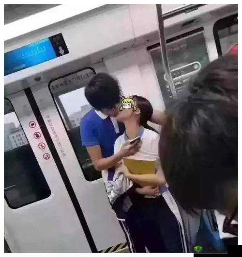 从后面抱妈妈突然脸红:陌生的亲昵瞬间