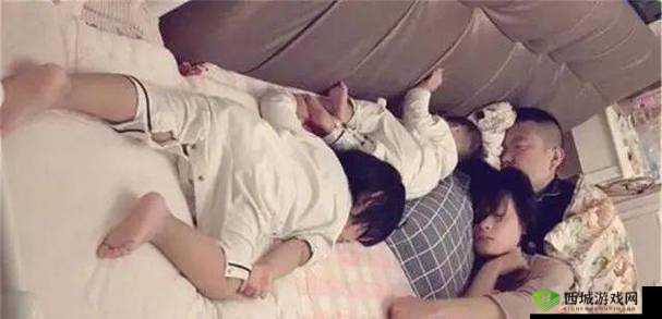 半夜装睡配合孩子趴趴：温馨亲子时刻