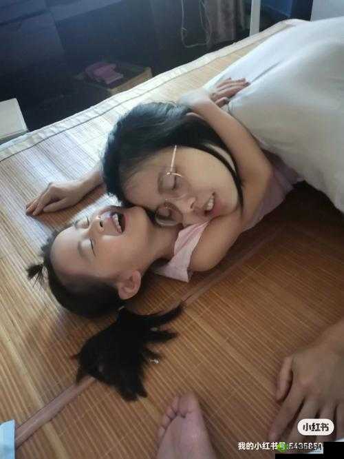 从后面抱着妈妈突然脸一红:背后的故事