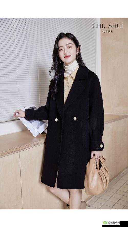 秋水伊人 2022 黑色毛呢外套:优雅与温暖的完美结合