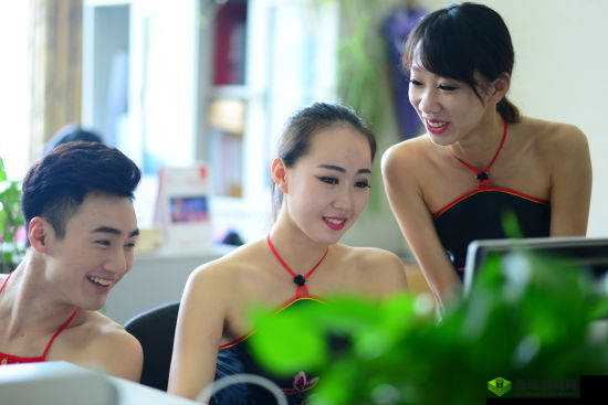 老板要求员工真空上班：工作还是作秀？