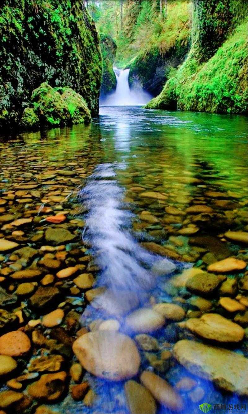 两峰夹小溪地湿又无泥:探索其意境之美