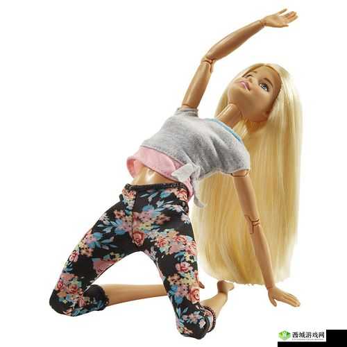 戴着小玩具练瑜伽：独特的健身方式