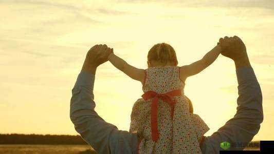 父亲有力挺送女儿:爱与陪伴的坚定守护