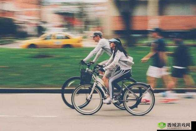 一前一后三个人一起骑自行车:快乐的出行之旅