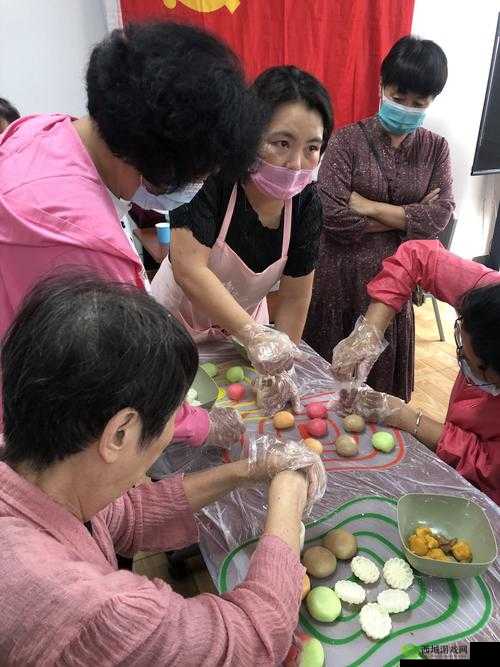 母女齐上阵,共做月饼话亲情