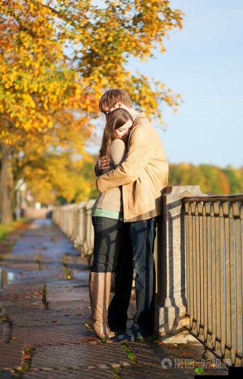 情侣甜蜜拥抱：爱意满满