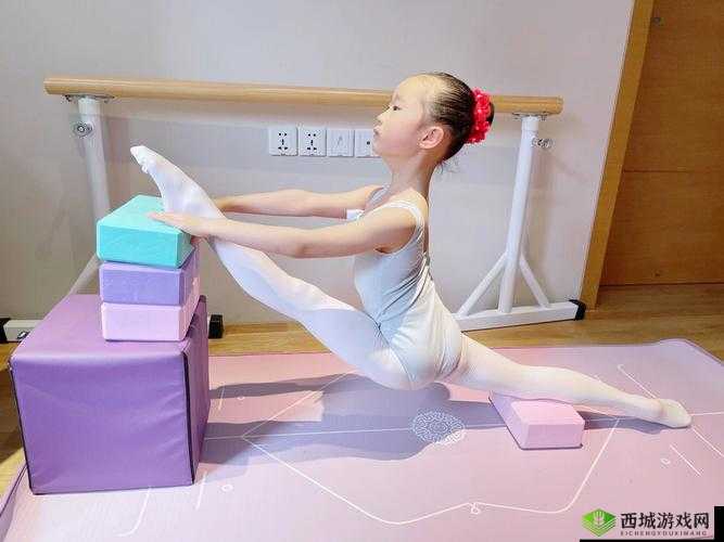 舞蹈生戴小玩具练劈叉：真的可行吗