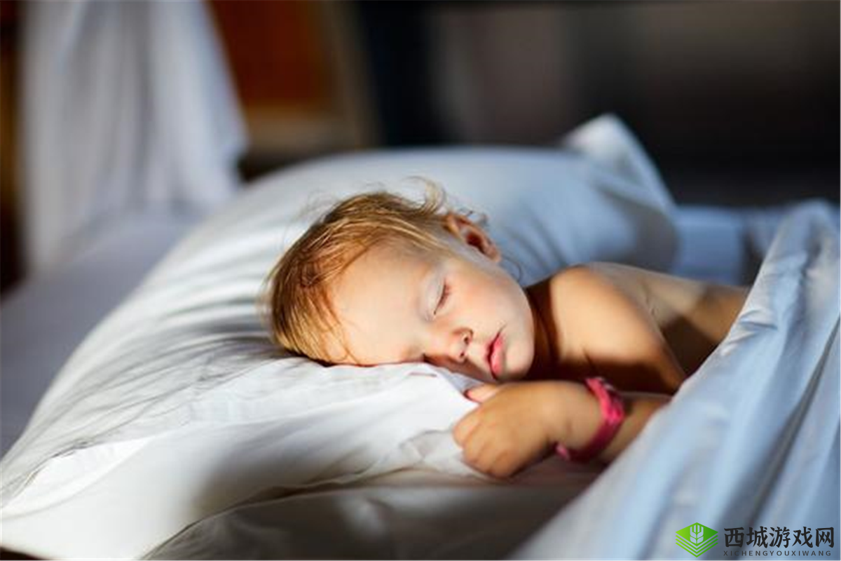 孩子半夜趴睡,家长装睡配合:这样做好吗?