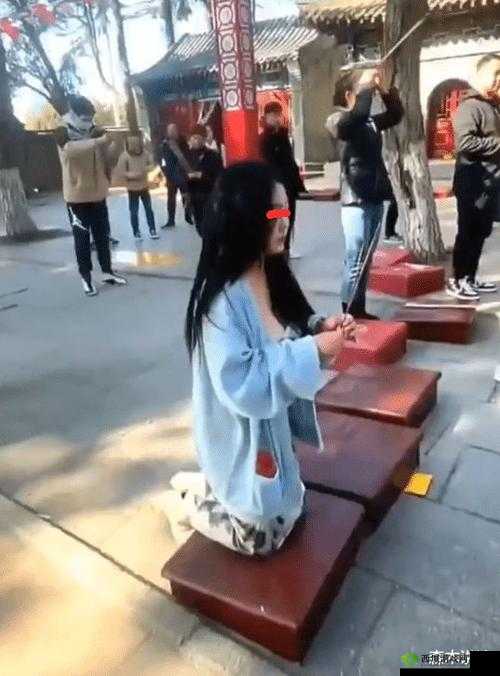 跪着主人走到面前应该怎么办:正确的应对方式