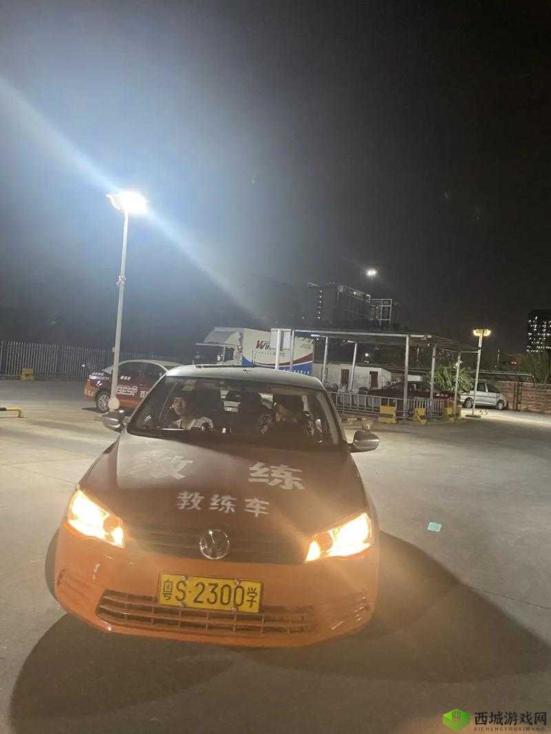 女性跟教练晚上练车是否合适：安全第一