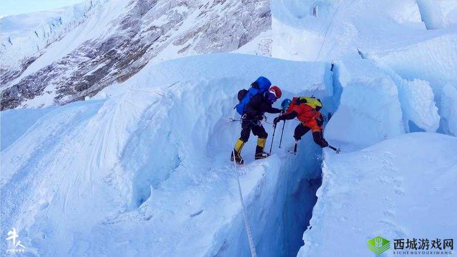 双手攀上两团高峰视频:惊险刺激的攀登之旅