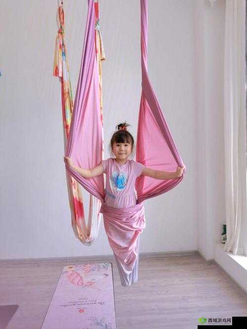 戴着小玩具练瑜伽,别样瑜伽新体验