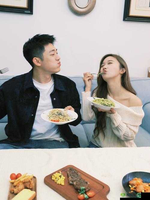 两人甜蜜共度二人世界