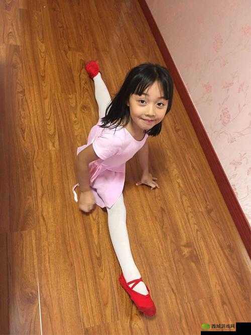 舞蹈生戴小玩具练劈叉:坚持就是胜利