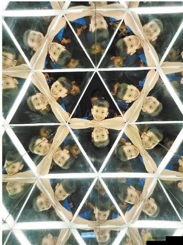 看镜子里我们合体样子的奇妙景象