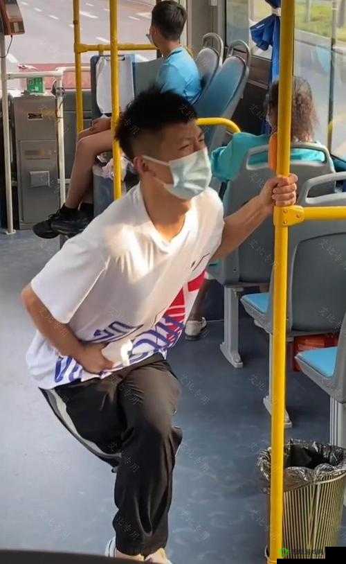 公交奇遇：陌生男女持续 2 小时的怪异行为