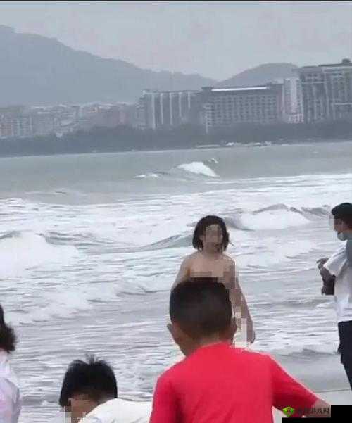 沙滩惊现裸身女子:引发众人围观