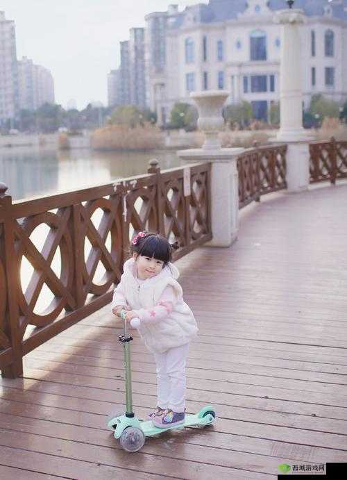 宝宝把脚抬高看镜子颠覆我们的认知：萌娃新视角