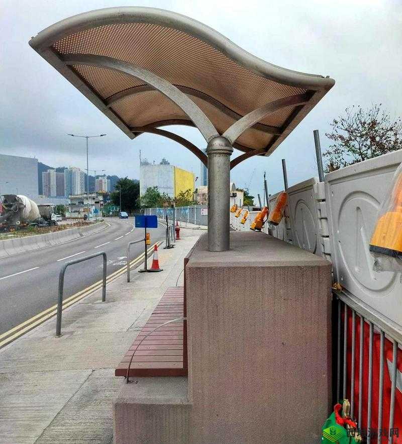 下雨天公交车站避雨技巧：巧用站亭避雨