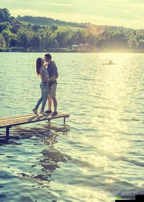 情侣甜蜜拥抱：爱在此刻蔓延