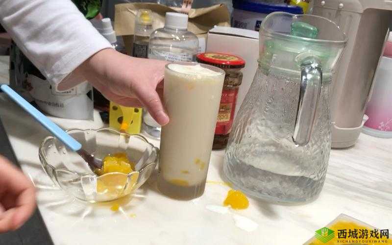 往小洞里放水果榨果汁：奇妙的果汁之旅