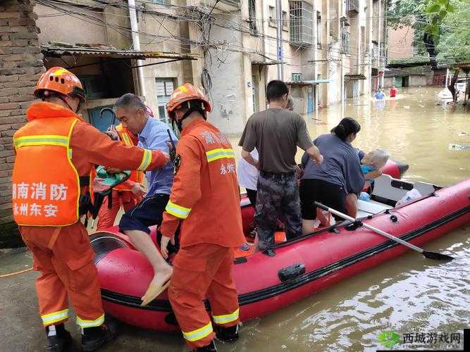 暴雨天被困在公司的女职员：焦急等待救援