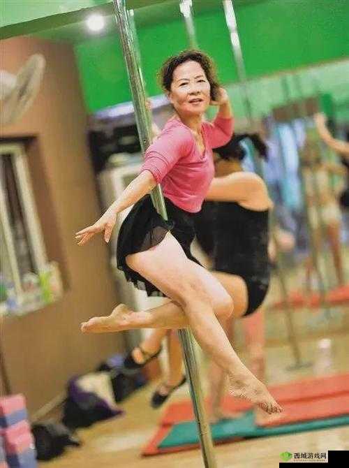 震撼老太太跳起了魔性舞蹈：BGMBGMBGM