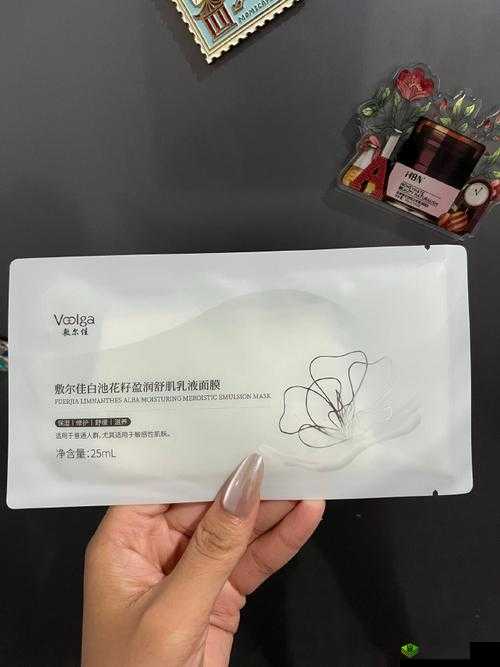 胸一面膜上边一面膜下边日本产品风靡- 女性护肤新潮流